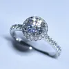 Anelli da donna gioielli di design con diamanti di lusso squisito anello rotondo imitazione moissanite placcato argento progettato per l'impegno Anniv5065208