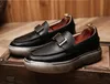 Mocassins pretos de couro genuíno Novo moda masculino Sapatos redondos redondos de dedão artesanal Aumente sapatos casuais para homens