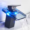 Robinet de salle de bain LED Waterfall Bassin de bassin en laiton Robinet chaud Mélangeur à chaud Tap Plateau de mélangeur de mélangeur