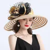 Elegante vrouwen veren bloem gestreepte Kentucky derby hoed 16 cm brede runskerke Kerkjurk Sun Hat Lady Summer Beach Party trouwhoed Y21708073