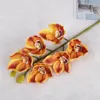 Um Silício Oriental Cymbidium Orchid Flower Artificial de boa qualidade traça Phalaenopsis borboleta orquídea 6 cabeças