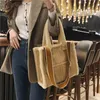 Schoudertassen Mode Lambswol Tote Vrouwen Handtas Breed Strap Pluche Tas Luxe Faux Bont PU Lederen Crossbody Grote Capaciteit Purse