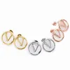 Europe Amérique Mode Style Lady Femmes Titane Acier Blanc Nacre V Initiales Boucles D'oreilles Rondes 3 Couleurs