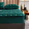 刺繍コーラルフリースマットレスプロテクターフィットシートスタイルマットレス用のシートスタイルカバー固体色キルト厚の柔らかいパッドベッド