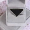 Metalen driehoek brief broche vrouwen meisje driehoek broche pak revers pin witte zwarte mode-sieraden accessoires