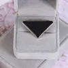 Métal Triangle Lettre Broche Femmes Fille Triangle Broche Costume Épinglette Blanc Noir Mode Bijoux Accessoires