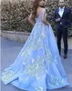 Elegant utanför axelbollkakan Satin Prom Klänningar 2022 Robe de Soiree Lace Appliques V Neck Long Formal Evening Gowns Quinceanera Dress