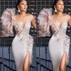 Designer prom klänningar rodna rosa sjöjungfru pärlor sida slits elastiska satin ruffles kristaller juvel hals illusion kväll fest klänningar 403