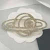 20 stylowy frędzel litery szpilki broszka luksusowy projekt marki kobiety mały słodki wiatr broszki perła garnitur Pin biżuteria dekoracja odzieży wysokiej jakości akcesoria