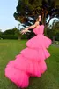 Kendall Jenner Fucsia Pink High Low Prom Dresses Abito da sera senza spalline in tulle a strati Celebrity 2023 Abito da spettacolo lungo gonfio di lusso per le donne