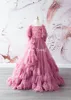 Prinsessan Rosa Ruffles Blomma Tjej Klänningar För Bröllop Appliqued Beaded Pagant Klänningar med Bow Floor Length First Communion Dress