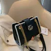 2022 Factory Outlet Kleine Mode Lingge bestickter Faden Single Shoulder Messenger Kette Textur Damentasche Netz rot ausländischer Stil 95D8