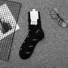 女性ガールレターソックスホワイトブラック通気性の手紙長い短い靴下ファッションの靴下のための卸売