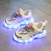 Tamaño 25-35 Niños Carga USB Zapatos casuales brillantes Niños Transpirable LED Light Up Zapatillas de deporte Zapatillas de deporte luminosas unisex para niñas LJ201202