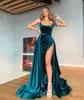 2021 Vintage Green Aftonklänningar Spaghetti Straps Mermaid Side Slit Ruched Pleats med avtagbar tåg Custom Made Prom Gown Vestidos