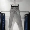 Pantalones de mezclilla ajustados de cintura alta europeos Nuevo otoño para mujer Pantalones de lápiz de perforación caliente Pantalones vaqueros de nueve puntos Chica Dama Streetwear Gris 201106