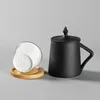 Taza para beber de oficina de cerámica negra con tapa, taza de cerámica blanca de gran capacidad, taza de té para reuniones con fondo de bambú