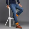 Недавно мужчины зимние тепловые джинсы с флесовыми джинсовыми брюками. Случайные теплые брюки для офисных путешествий DO99 2011235X