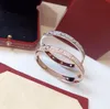 Gioielli di design di lusso Bracciale AMORE in metallo Acciaio inossidabile Pieno di diamanti Coppia modello Donna Uomo Argento sterling Abiti di moda Ornamenti