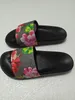 Top Mulheres Chinelos Sapatos Quente Slide Slide Verão Moda Flat Slippery Sandálias Slipper Flip Flop Tamanho 35-45 Com Caixa De Flores