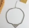 European och American Flash Diamond Letter Necklace Premium Sense Collebone Chain Earrings Set Kvinnlig högkvalitativ snabb leverans2925