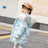 겨울 소녀 아래로 자켓 새로운 패션 작은 천사 모델 어린이 코트 중간 길이 두꺼운 흰색 오리 아래로 아기 착용 LJ201120