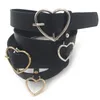 Cinturones negros Diseño de hebilla de corazón clásico Nueva moda Mujeres Faux Leather Heart Accesorio Cinturón ajustable Cintura para niñas