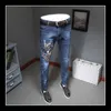 Esta￧￣o europ￩ia Juventude masculina e americana de estilo europeu e americano Flor bordada Slim Black Blue Demin Jeans Mens cal￧as 201111