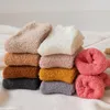 Mignon bonbon couleur solide doux femmes moelleux chaussettes corail velours hiver chaud maison intérieur étage filles serviette éponge chaussettes floues cadeau de noël