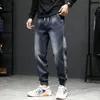 Männer Jeans Entspannte Konische Männer Mode Lose Elastische Taille Kordelzug Seite Gepatchte Buchstaben Design Dunkelblau Casual Hosen PLU284Q