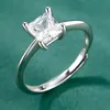 El anillo de diamante transparente de piedra de mora se refiere al anillo unisex de boda de circón cuadrado único engastado en platino plateado S925