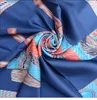 HuaJun 2 Store "Favori du Faubourg" avec fond bleu marine 90 foulard carré en soie foulard imprimé sergé curling fait à la main Y206821613