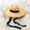 Casquettes de paille effilochées en raphia Chapeaux à large bord pour parasol extérieur Chapeaux tressés à ruban réglable concave