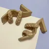 2021 새로운 디자이너 공물 특허 베이지 부드러운 가죽 플랫 샌들 하이힐 스틸 샌들 T- 스트랩 레이디 신발 슬라이드 상자