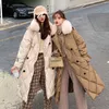 Filaylor Winter Women Real Fur Collar Z Kapturem Long Down Coat Double Breasted 90% White Duck Down Parka Wireebreaker z pasem 201023