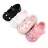 Baby Girls First Walkers Nyfödda skor Blomma Sequins Spädbarn Prewalker Soft Bottom Anti Slip Toddler Girls Princess Shoes
