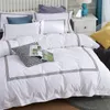 Lyx 100% Egypten Bomull Vit Broderi 5 Stjärnor Hotell Sängkläder Satin Strip Bed Line Duvet Cover Sheet 4 / 6PCS T200706