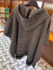 Fashion Brand Cape, Front Short Back Long Plaid Design Hooded Women's Shawl Top Cashmere Mjuk och bekväm halsduk