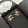 Fashion Designer Jewelry Charm Letters Pearl Orecchini da donna Ladies 18K placcato oro-placcato in ottone materiale semplice gioielli