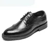 2020 Ny mode vuxna män klänning skor stora gårdar affärer bröllop casual skor spets-up bekväm man kontor party brogue skor