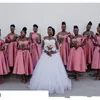 Africano nuovo designer africano rosa una linea abiti da damigella d'onore fuori spalla da tè da tè abiti da matrimoni in raso cameriera di dress otono