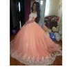 スタンディングオフショルダーアップリケ施設ネックラインとヘムラインピーチチュールプフィーQuinceanera Dress Prom Ball Gown