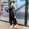 Kids Girls Sets Black Hoodie Sweatshirts Reflecterende Strip Sweatpant 2 stks Suits Harembroek Sport Outfits Hip Hop Tracksuit 2020x1019