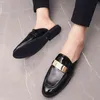 Kapcie Czarne Patentowe Skórzane Buty Mężczyźni Mule Masculino Mężczyźni Buty Letnie Buty Sapato Masculino Social Couro Sepatu Slip On Pria Zapatos 220308