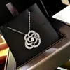 2020 New Camellia Necklace Elegant and Fashionable All-Round Hollowed-Out Diamond 925 Sterling Silver Chain Längd 40 5CM304I