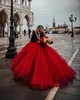 Lusso Dubai Arabo Rosso Prom Dress Off Spalla Fluffy Tulle Perline Appliques Con Cappella Treno Abito da sera formale vestido de festa longo Robe De Soiree