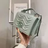 2022 fábrica por atacado novo modelo mãos diretas femininas primavera e verão coreano pequeno tendência quadrada straddle um ombro bolsas de estilo estrangeiro