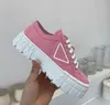 2022s Moda Plataforma de Borracha Inspirada por Pneus Motocross Define design de sapatos de mulheres desses sneakers de nylon gabardine. O triângulo do logotipo decoram 50 mm de tamanho 35-40