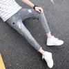 Großhandel 2021 Zerrissene Denim Jeans männer Koreanische Füße Sommer Dünne Geerntete Hosen 2021 Marke Casual Teenager Bleistift Hosen