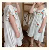 Robes d'été à manches volantes pour filles, tenue carrée blanche avec broderie de fleurs, vêtements de princesse élégants, 2-7 T, nouvelle collection